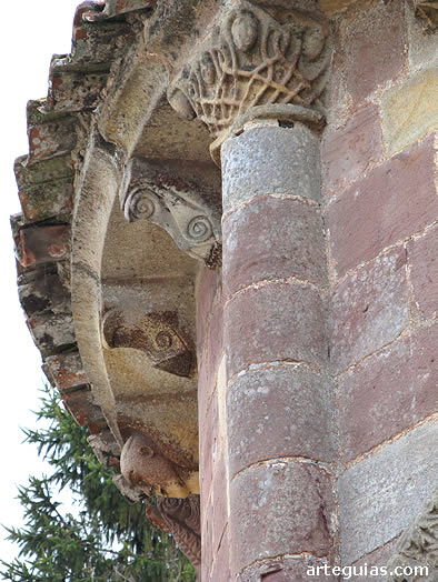 San Juan de Amandi: detalle del &aacute;bside