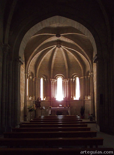 Interior de la iglesia. Tuesta
