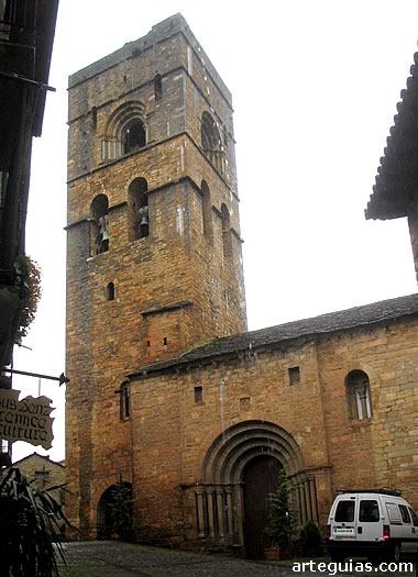 Campanario y puerta