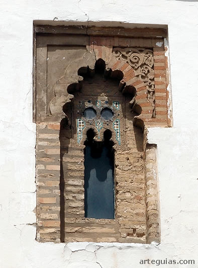 Arco mud&eacute;jar en una iglesia de Sevilla: Omnium Sanctorum