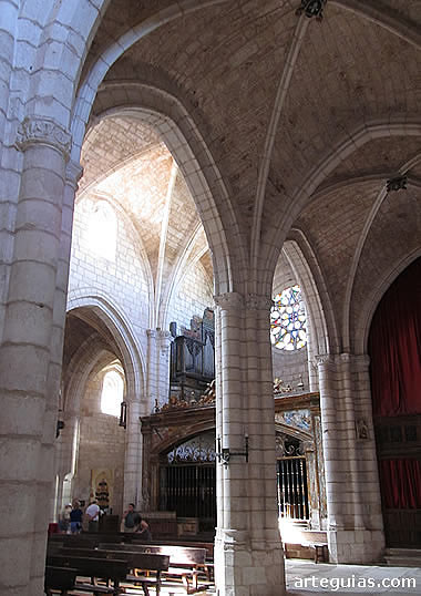 La arquitectura g&oacute;tica se basa en el arco apuntado y la b&oacute;veda de crucer&iacute;a