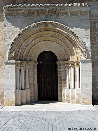 Puerta de la iglesia de Arroyo de la Encomienda, cerca de Valladolid