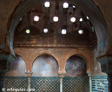 Ba&ntilde;o Real de la Alhambra, con decoraci&oacute;n geom&eacute;trica