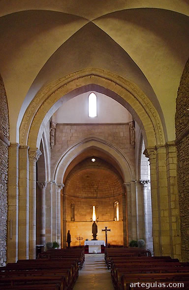 Interior de la Bas&iacute;lica de Armentia