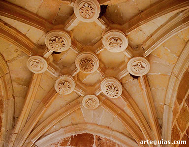 El interior de la iglesia es tardog&oacute;tico y est&aacute; abovedado con crucer&iacute;a compleja del siglo XVI
