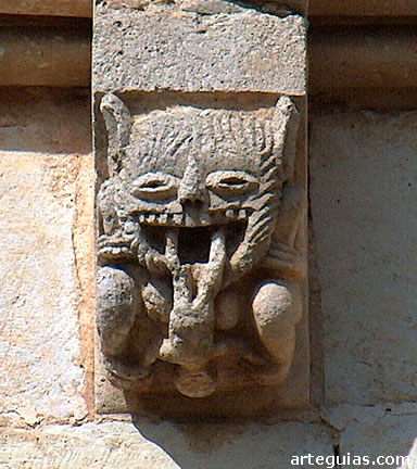 Canecillo con le&oacute;n andr&oacute;fago