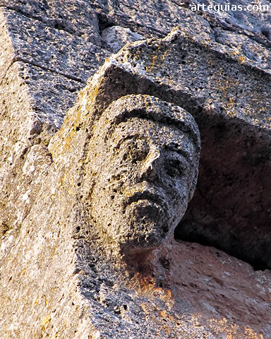 Canecillo rom&aacute;nico. Iglesia de Villegas