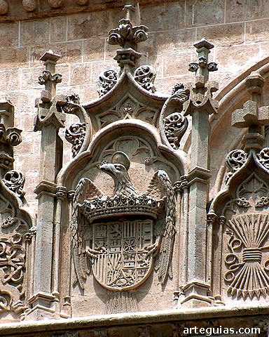 Escudo de los Reyes Cat&oacute;licos en la  Capilla Real de Granada