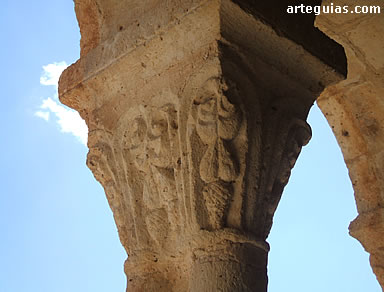 Capitel del p&oacute;rtico