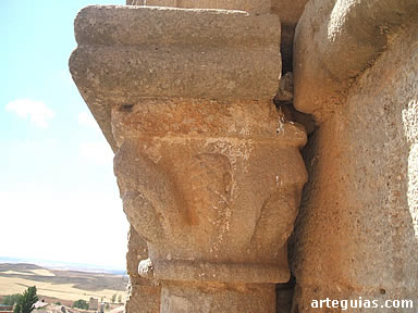 Capitel con pi&ntilde;as