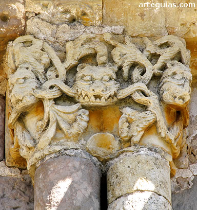 Capitel con mascarones y tallos