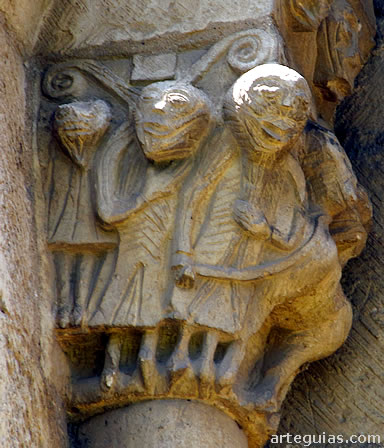 Capitel de un ventanal del &aacute;bside