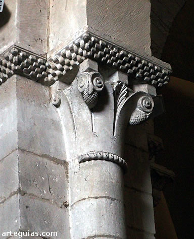 capitel con volutas y pi&ntilde;as