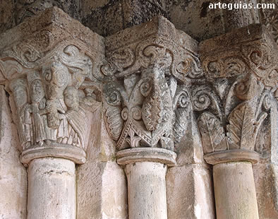 Capiteles de uno de los lados de la puerta oeste de San Juan de Amandi