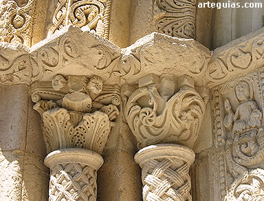 Capiteles de la puerta