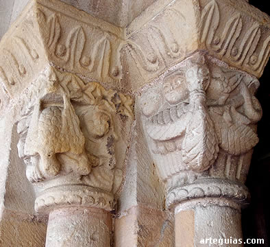 Capiteles de la puerta sur