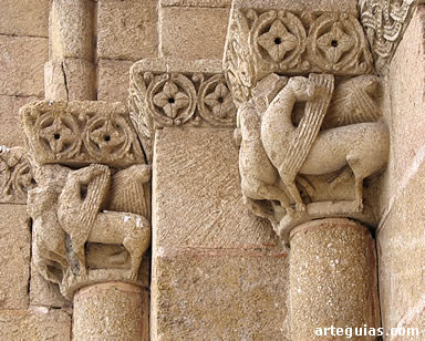 Capiteles con grifos en la puerta de San Segundo