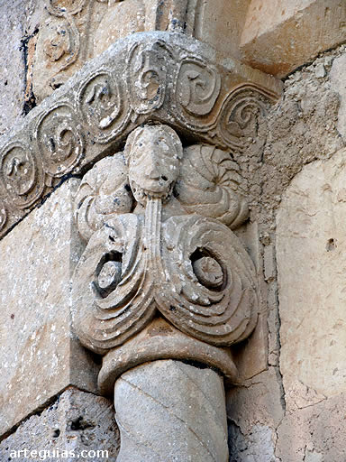 Capitel de un ventanal