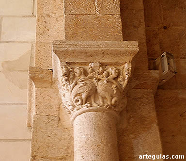 EL otro capitel del arco triunfal de la iglesia de Oquillas: arp&iacute;as