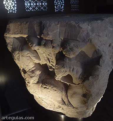 Capitel rom&aacute;nico encontrado en la salida al claustro de la Catedral de Tarazona
