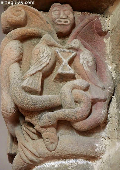 Capitel con aves bebiendo de un c&aacute;liz y serpientes apresando un pez