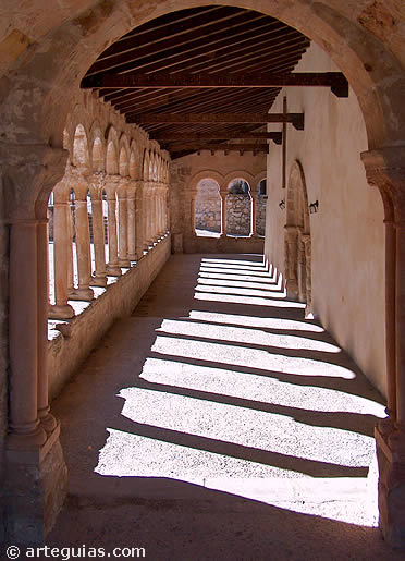 P&oacute;rtico de la iglesia de Carabias