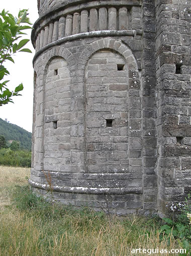 T&iacute;pica disposici&oacute;n de elementos de la arquitectura serrablesa (San Juan de Busa)
