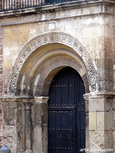 Puerta del Palacio del Marqu&eacute;s de Lozoya
