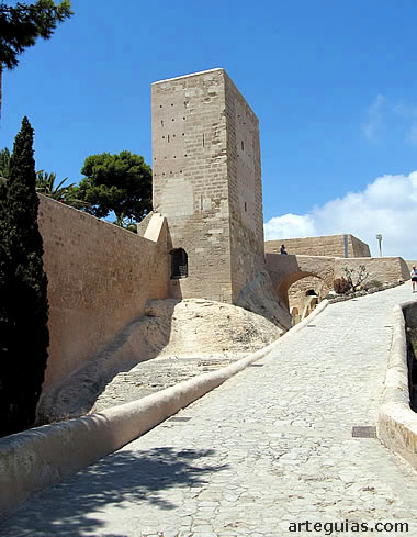 Subida a los recintos superiores del castillo de Alicante