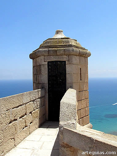 El Mar Mediterr&aacute;neo desde una de las garitas del castillo de Santa B&aacute;rbara de Alicante