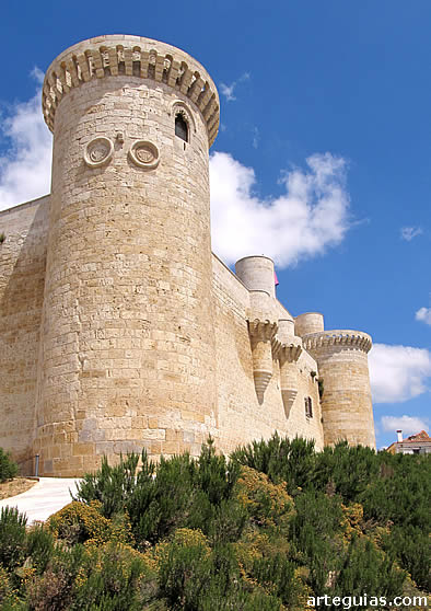 Torreones y muro oriental del castillo de los Sarmiento de Fuentes de Valdepero, Palencia
