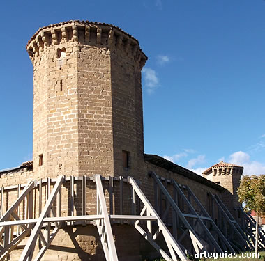 Torres con matacanes en el castillo de Leiva, La Rioja
