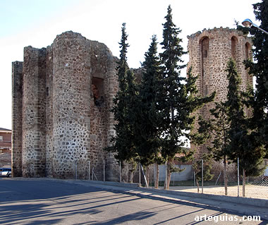 Vista del castillo de Pol&aacute;n, desde el colegio cercano