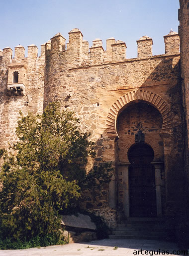Una de las puertas del castillo de San Servando de la ciudad de Toledo 