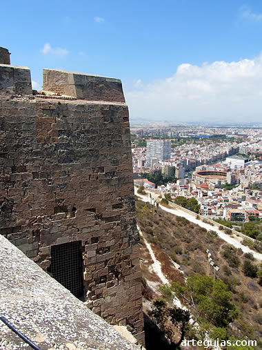 Castillo de Santa B&aacute;rbara, con la ciudad de Alicante al fondo