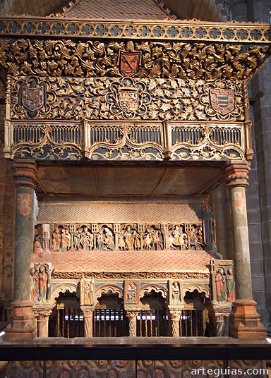 Cenotafio y el baldaquino del siglo XV que lo cubre