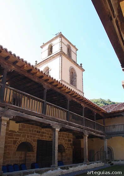 La torre de la colegiata vista desde el interior del claustro