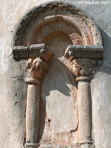 Ventanal del &aacute;bside. Iglesia de Coj&oacute;bar