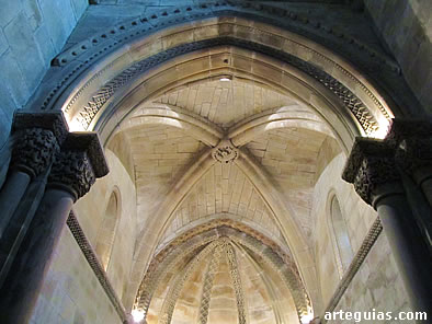 Interior de la colegiata de car&aacute;cter tardorrom&aacute;nico muy elegante