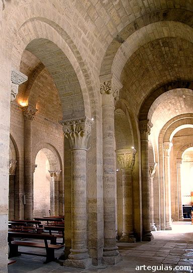 Columnas y pilares en la iglesia rom&aacute;nica de San Mart&iacute;n de Fr&oacute;mista, Palencia