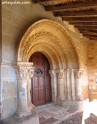 En la zona de Calata&ntilde;azor sobresale la magn&iacute;fica puerta de la iglesia de Toreandaluz