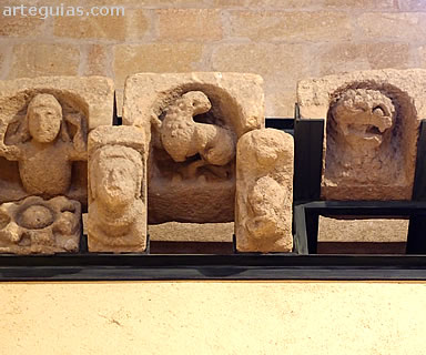 Piezas originales de la cornisa de San Vicente