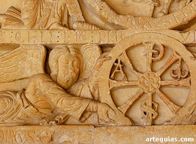 Detalle de un &aacute;ngel sujetando el crism&oacute;n trinitario