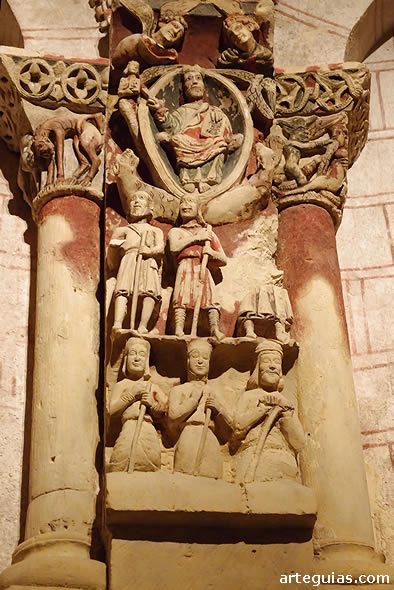 Uno de los relieves escult&oacute;ricos del interior de la cabecera. Templo de Santiago en Tur&eacute;gano