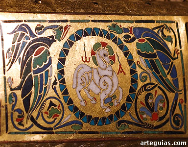 Placa de bronde dorado con esmaltes de la Arqueta de Silos