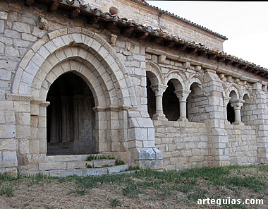 Galer&iacute;a porticada de la iglesia navarra de Eusa