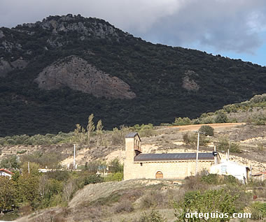 la iglesia de Galb&aacute;rruli, en su  contexto paisaj&iacute;stico