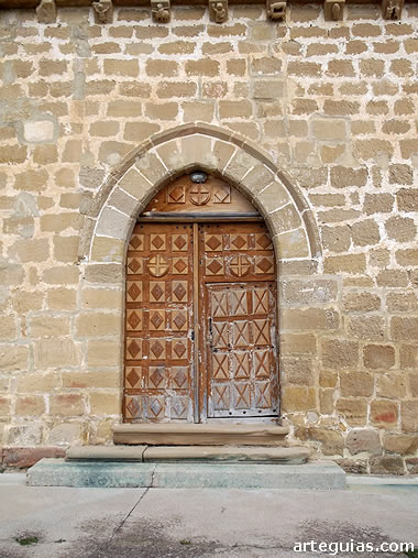 Sencilla puerta de la iglesia