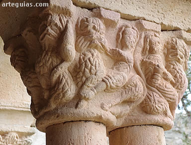 El mismo capitel desde otro &aacute;ngulo