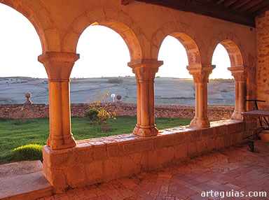 Galer&iacute;a porticada de Berzosa (Soria) al atardecer